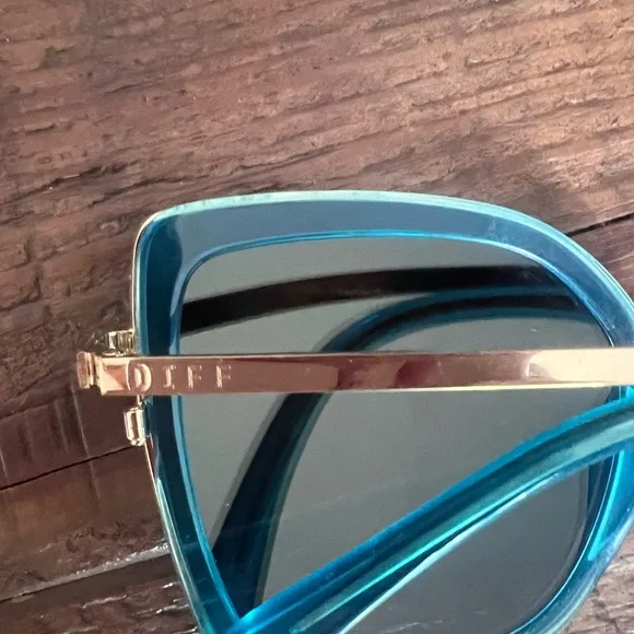 DIFF Sunglasses with Reflective Lenses - Picture 3 of 3
